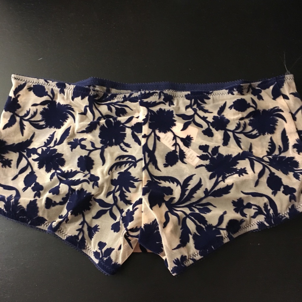Victoria’s Secret Velvet Floral Shortie NWT - Picture 9 of 10